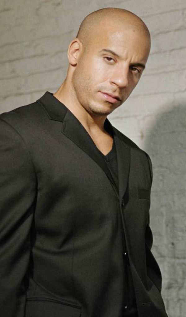 Вин Дизель в черном костюме