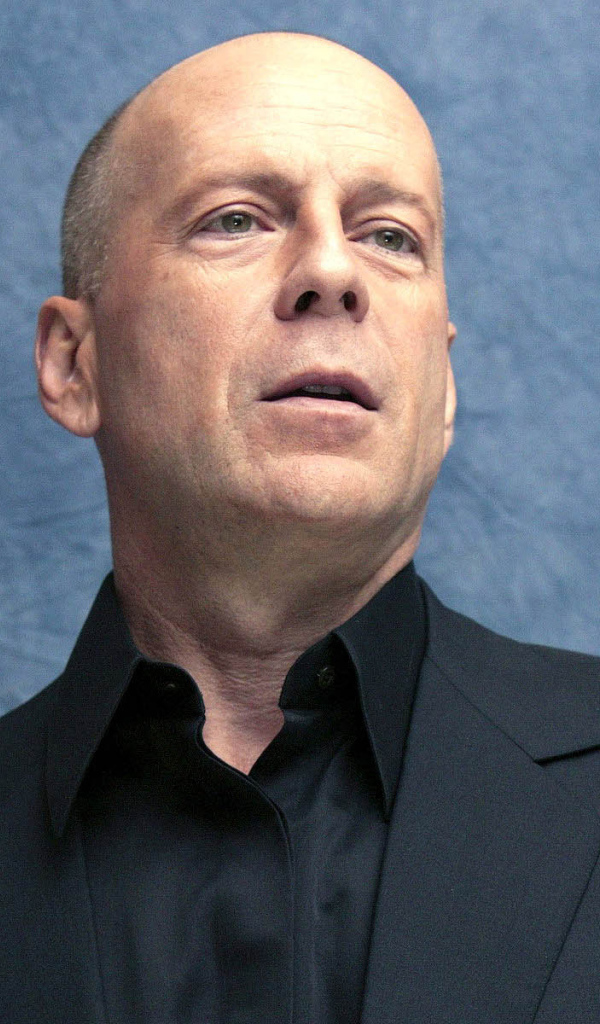 Известный актер Брюс Уиллис на синем фоне