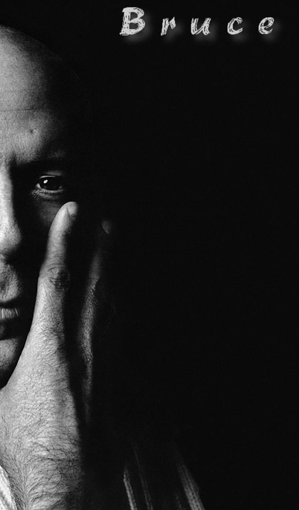 Известный актер Брюс Уиллис на черном фоне