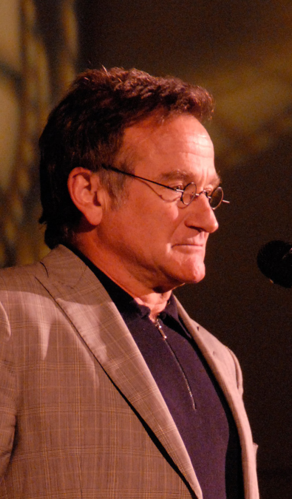 Актер Робин Уильямс выступает у микрофона