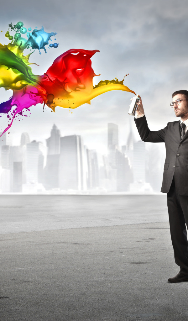 Мужчина распыляет краски