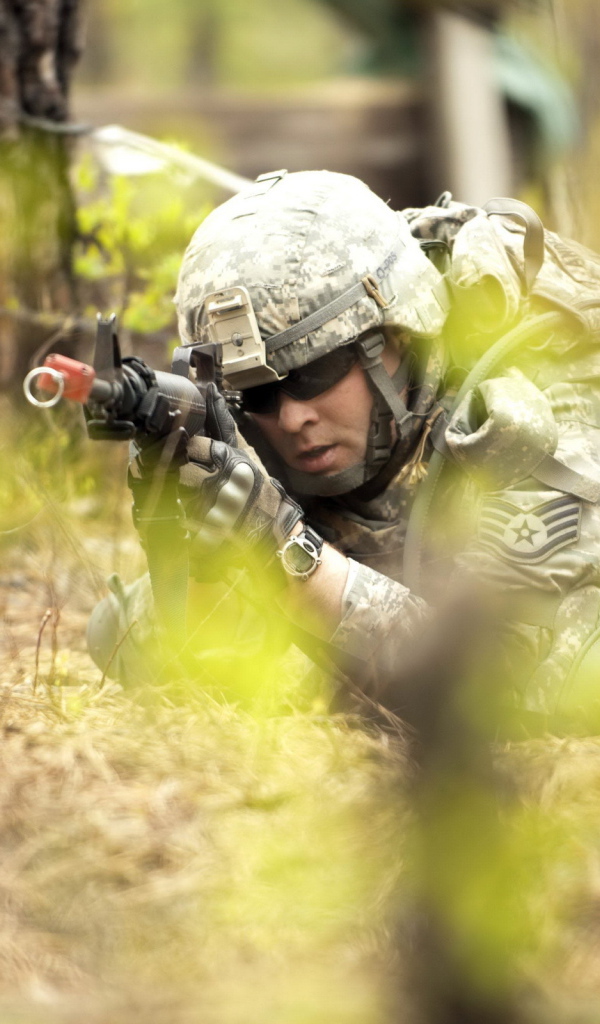 Солдат с автоматом