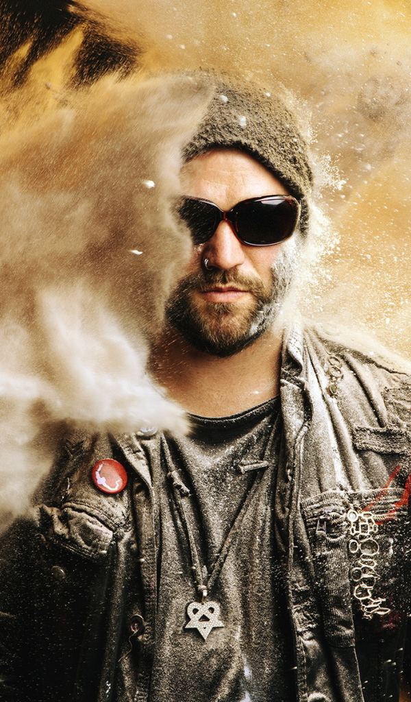 Человек на фоне песка