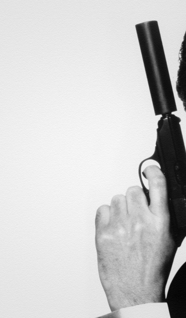 Пирс Броснан с пистолетом