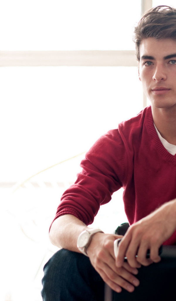 Портрет парня у окна