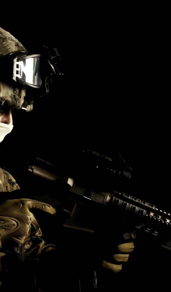 Солдат на черном фоне