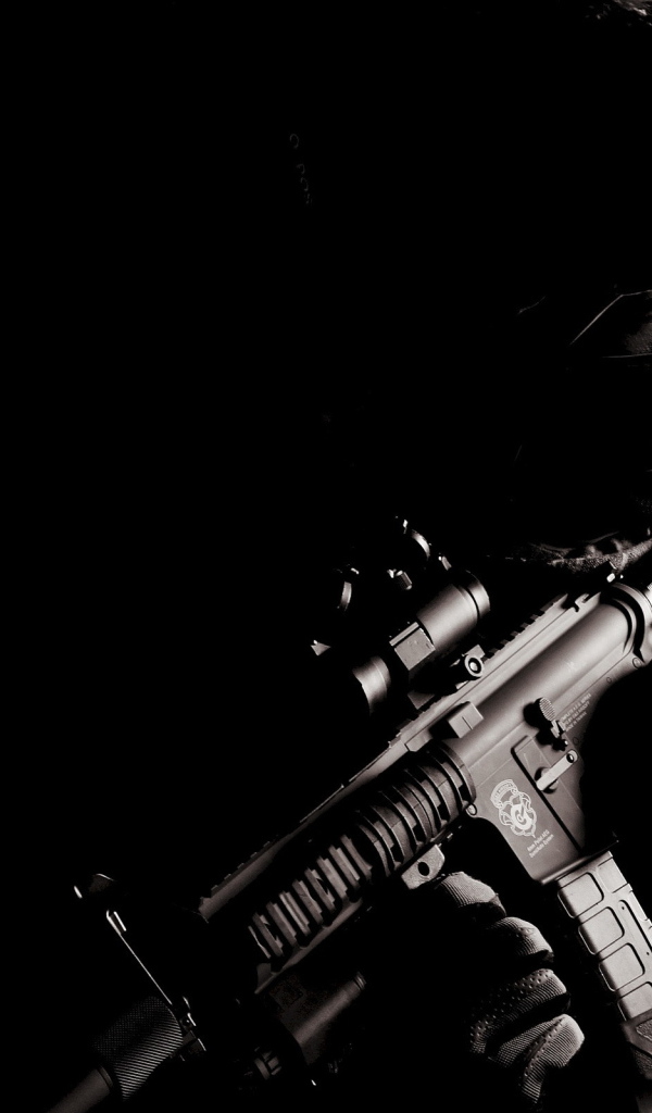 Солдат с оружием на черном фоне