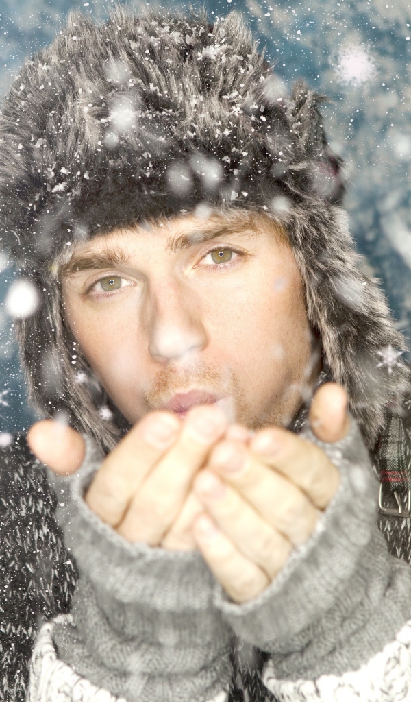 Парень в свитере и шапке