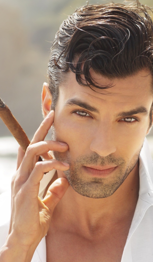 Парень с сигарой в белой рубашке