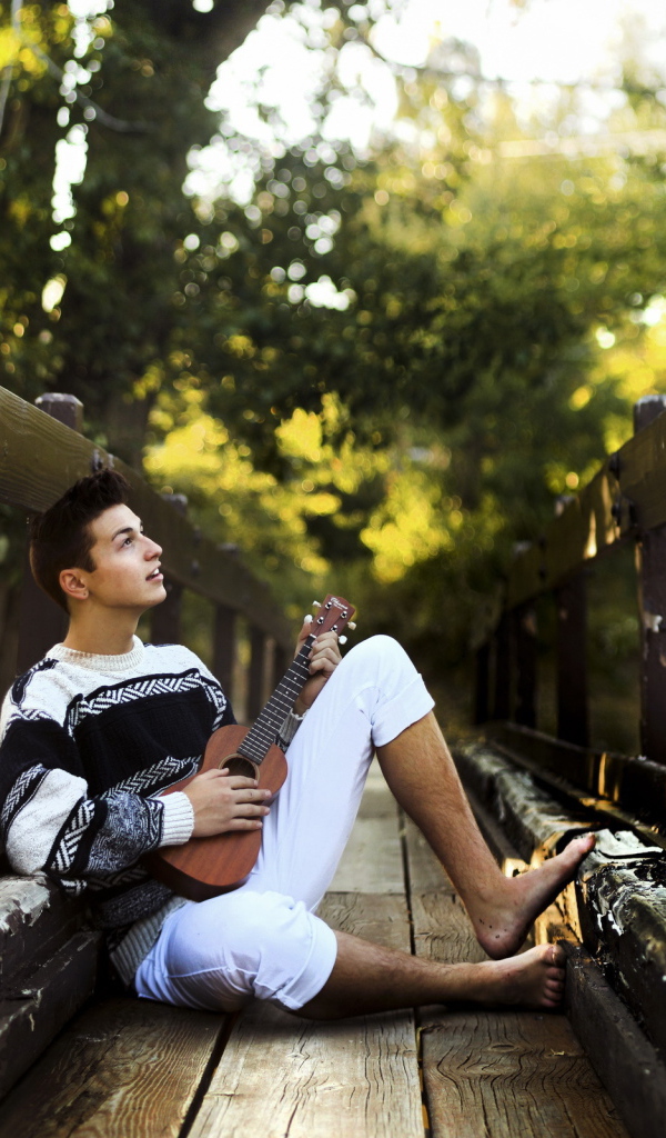 Парень с гитарой