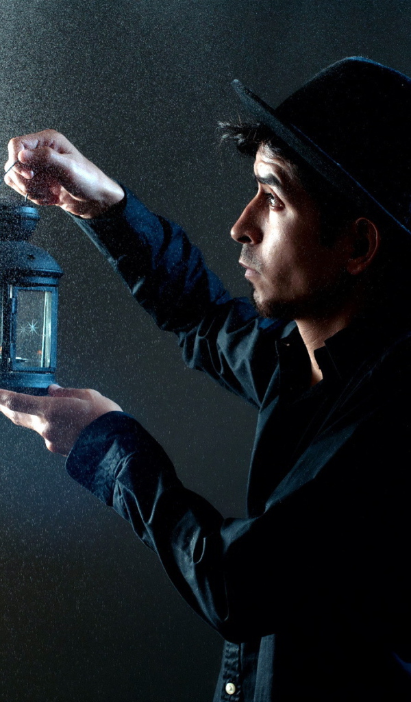 Парень с лампой