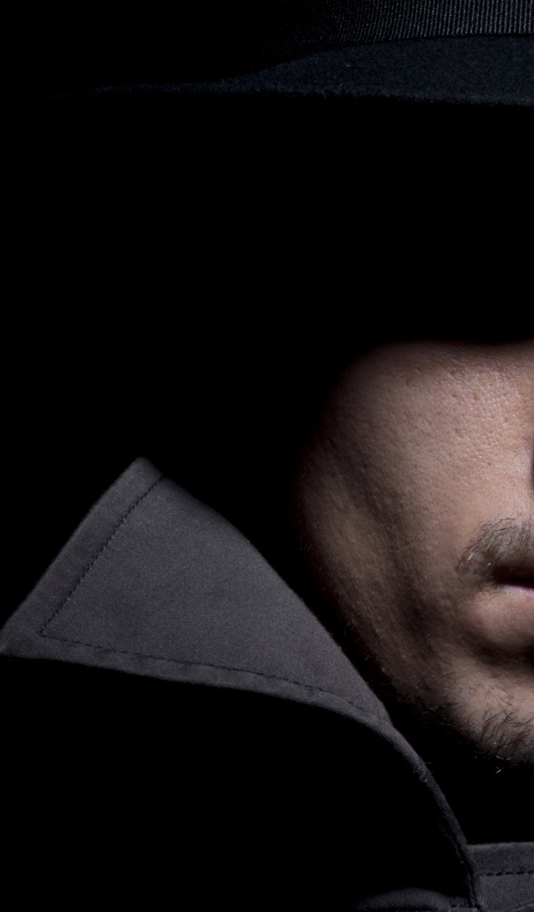 Мужчина в тени