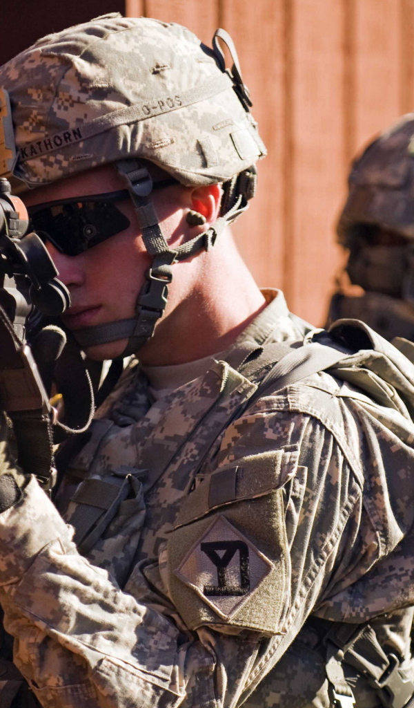 Солдаты целятся из винтовки