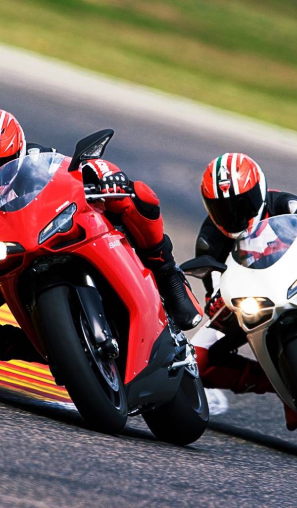 Красивый мотоцикл Ducati Superbike 848 Evo