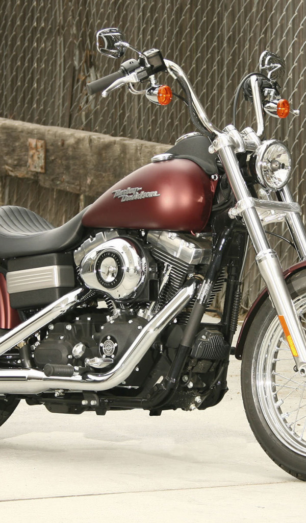 Красивый мотоцикл Harley-Davidson Dyna Street Bob