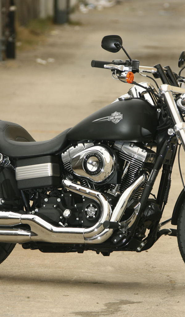 Красивый мотоцикл Harley-Davidson Dyna Super Glide Custom