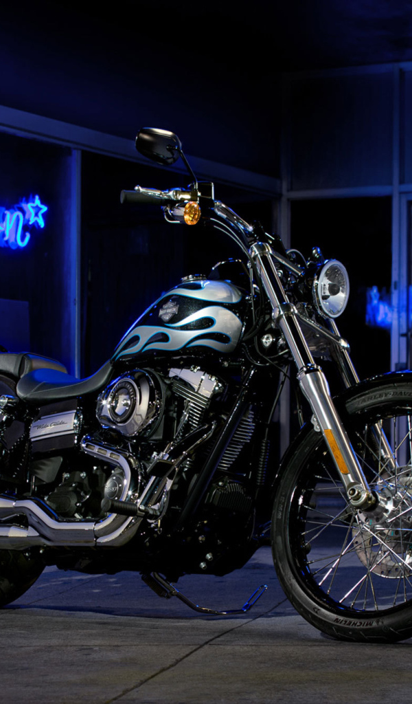 Красивый мотоцикл Harley-Davidson Dyna Switchback