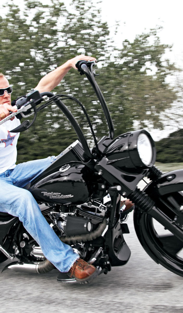 Красивый мотоцикл Harley-Davidson Road King Anniversary Edition