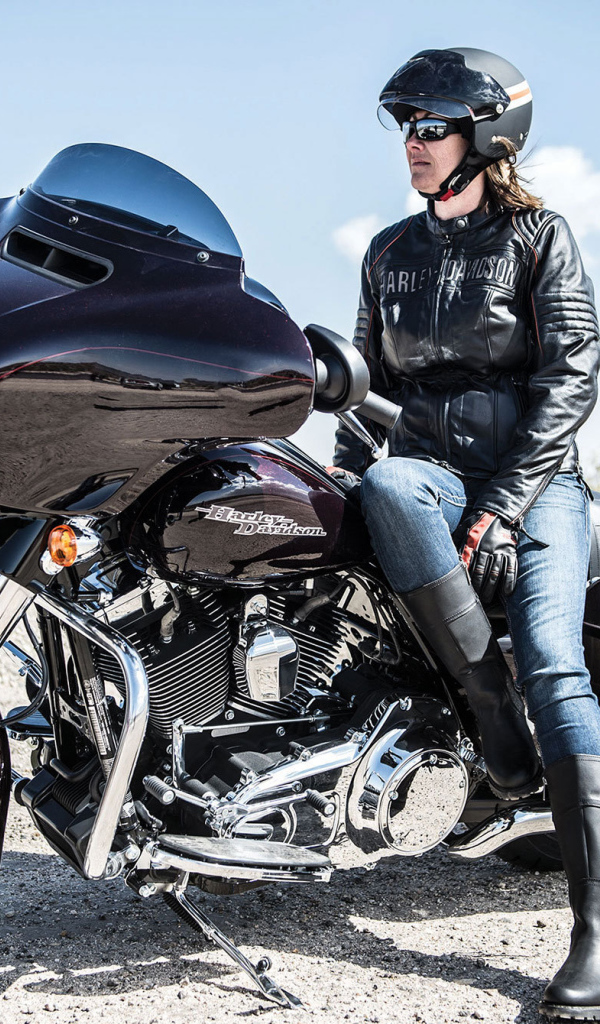 Красивый мотоцикл Harley-Davidson Street Glide