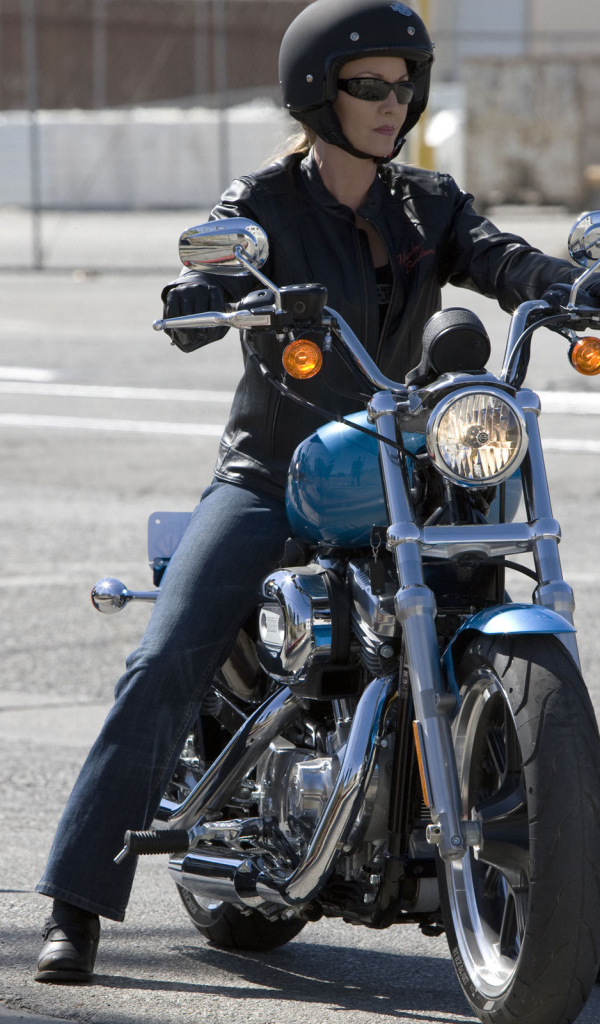 Красивый мотоцикл Harley-Davidson XL 883L Sportster