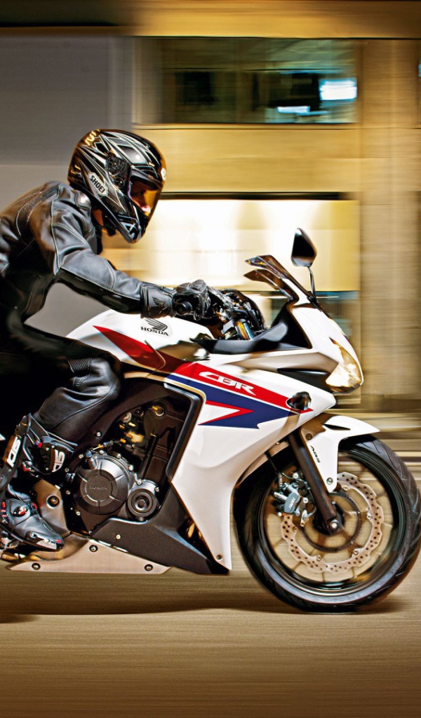 Красивый мотоцикл Honda CBR 500 R
