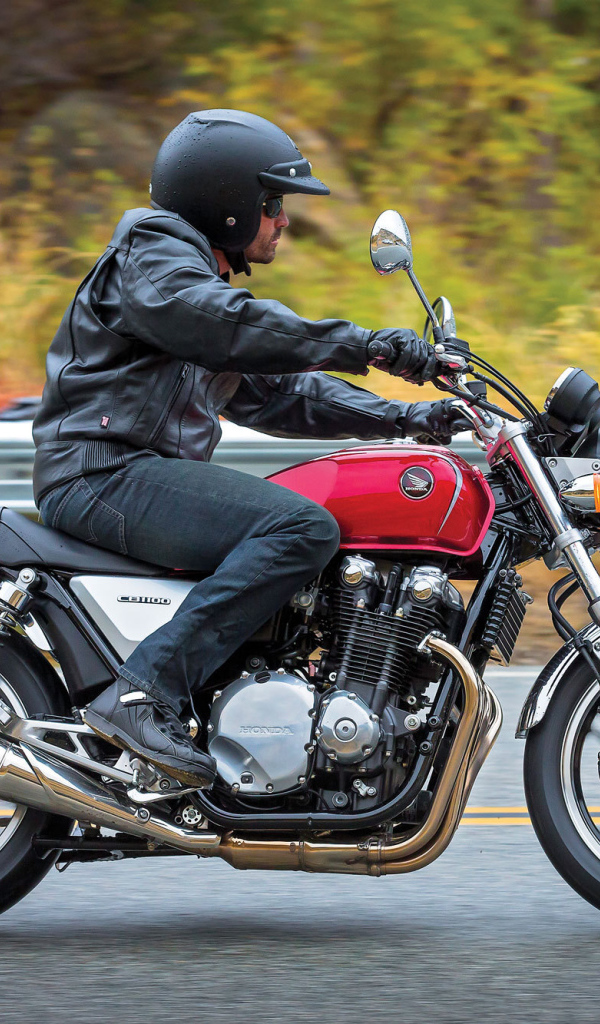 Красивый мотоцикл Honda CB 1100