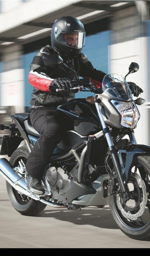 Красивый мотоцикл Honda NC 700 S