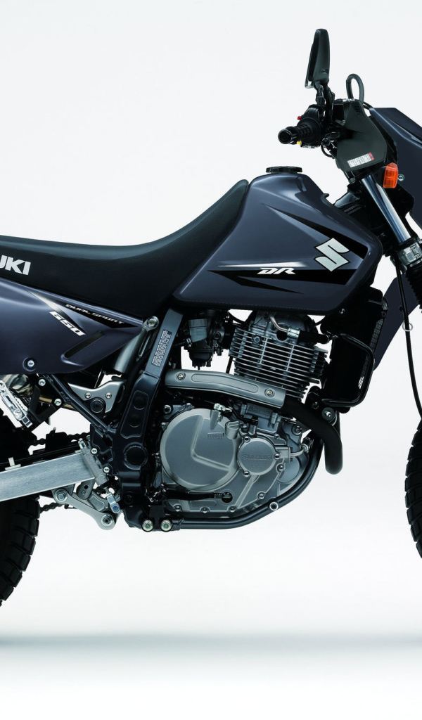 Красивый мотоцикл Suzuki DR 650 SE