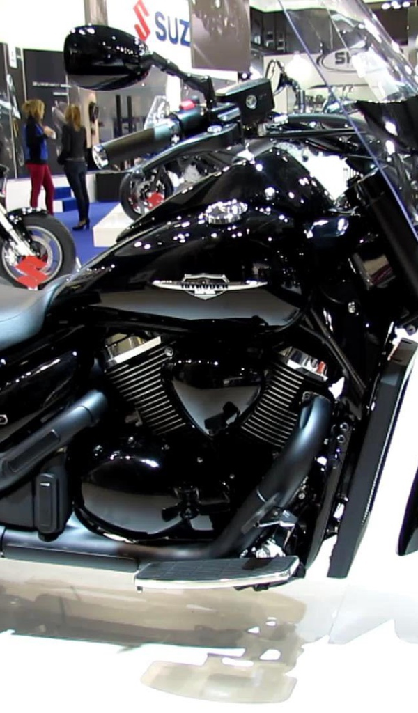 Красивый мотоцикл Suzuki Intruder C1500T