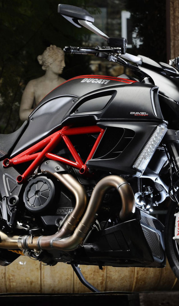 Красивый мотоцикл в москве Ducati Diavel