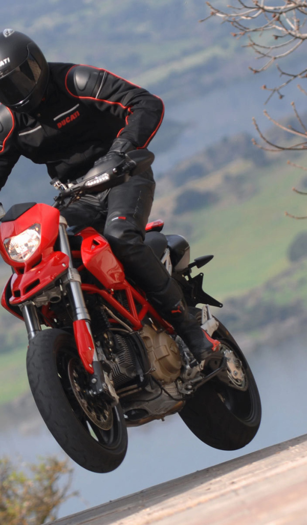 Красивый мотоцикл в москве Ducati Hypermotard