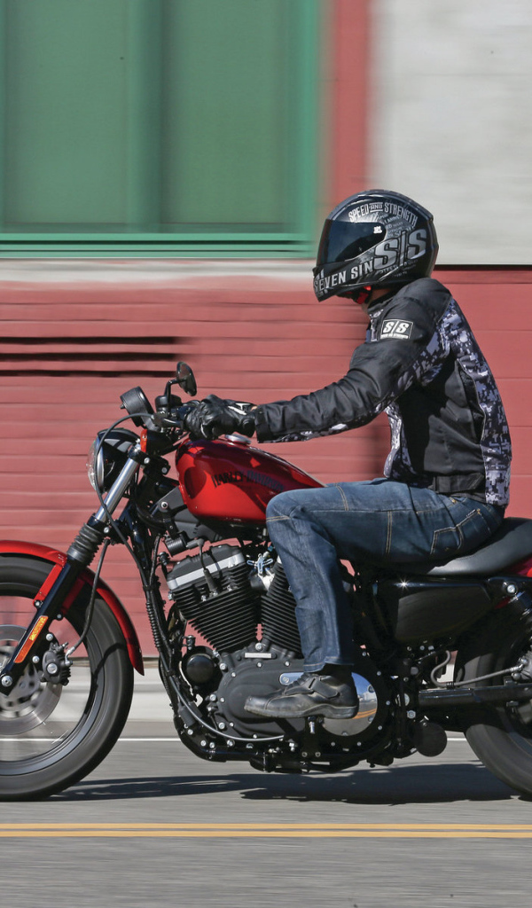 Красивый мотоцикл в москве Harley-Davidson XL 883R Sportster Roadster