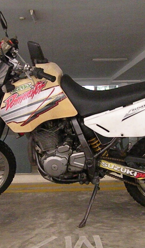 Kрасивый мотоцикл в москве Suzuki DR 650 SE