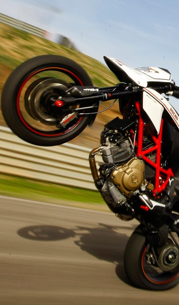 Мотоцикл модели Ducati Hypermotard SP