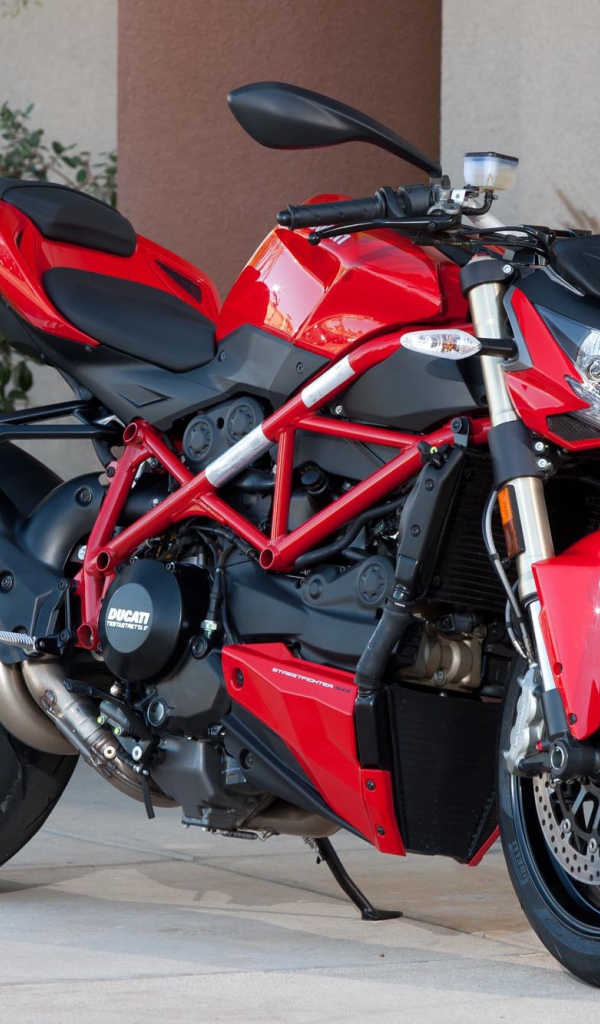 Мотоцикл модели Ducati Streetfighter 848