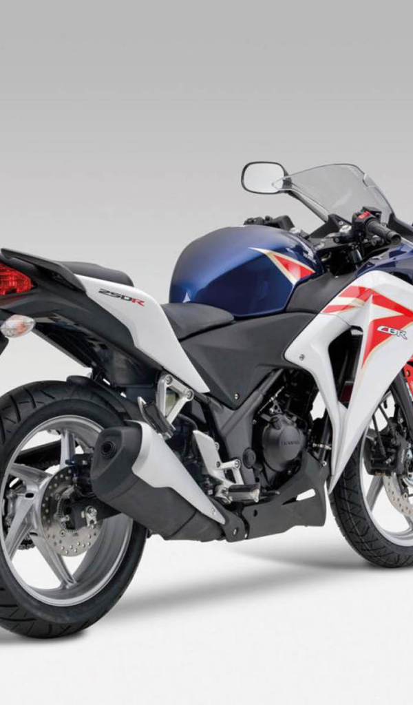 Мотоцикл модели Honda CBR 250 R