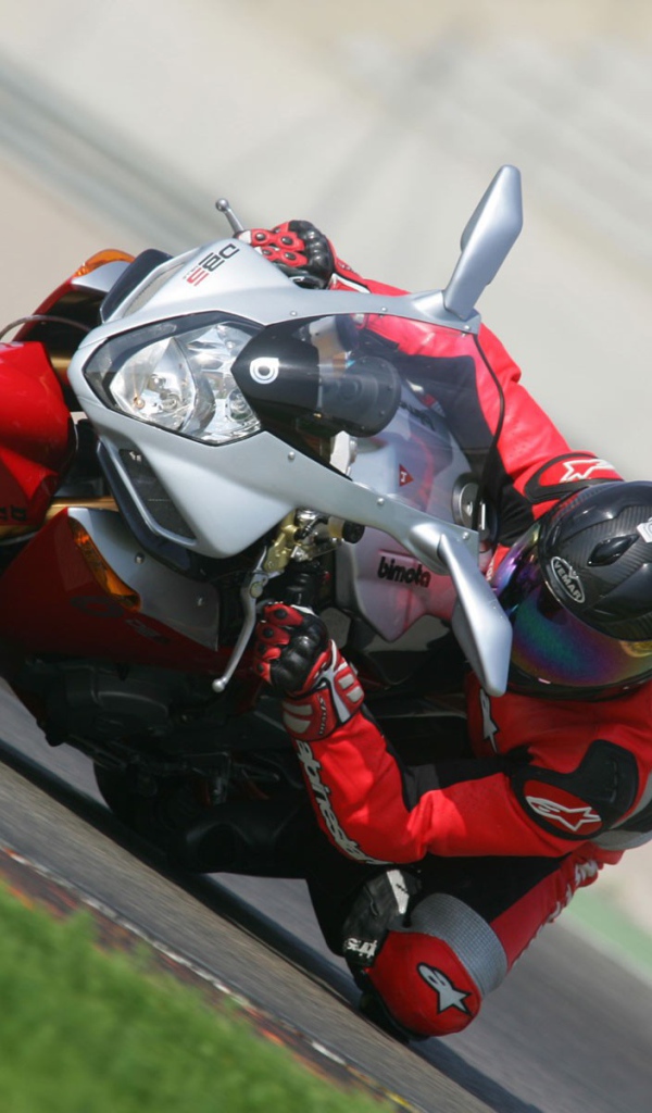 Мотогонщик на крутом вираже