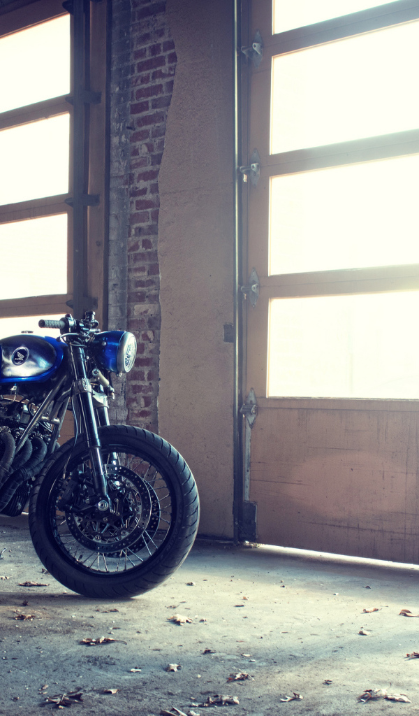 Синий байк в гараже