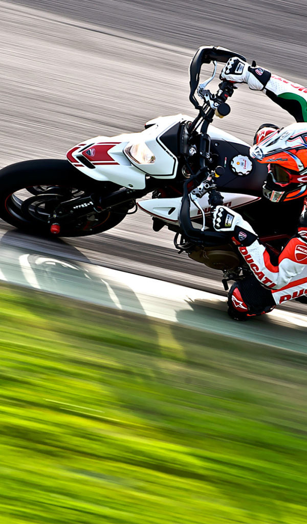 Быстрый мотоцикл Ducati Hypermot ard SP