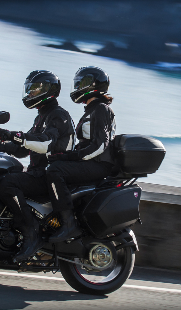 Быстрый мотоцикл Ducati Multistrada 1200 S Granturismo