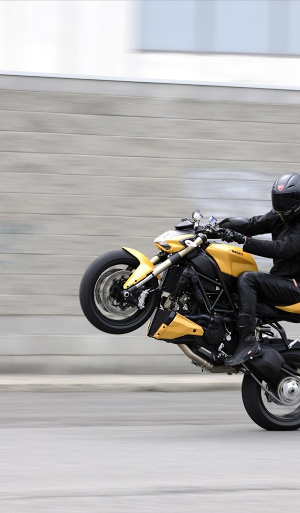 Быстрый мотоцикл Ducati Streetfighter 848