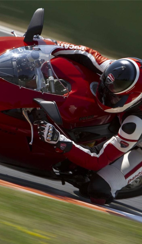 Быстрый мотоцикл Ducati Superbike 848 Evo