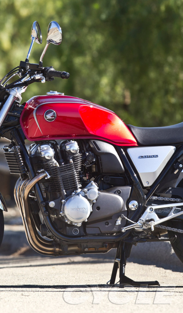 Быстрый мотоцикл Honda CB 1100