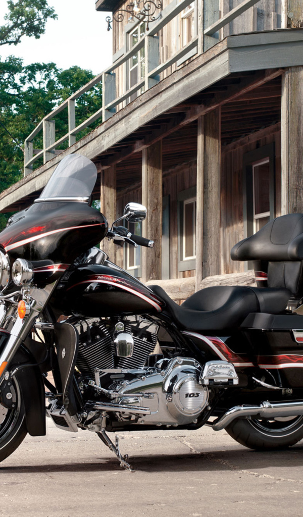 Быстрый мотоцикл Harley-Davidson CVO Electra Glide Ultra Classic