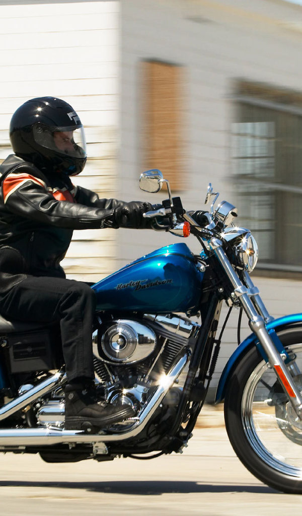 Быстрый мотоцикл Harley-Davidson Dyna Super Glide Custom