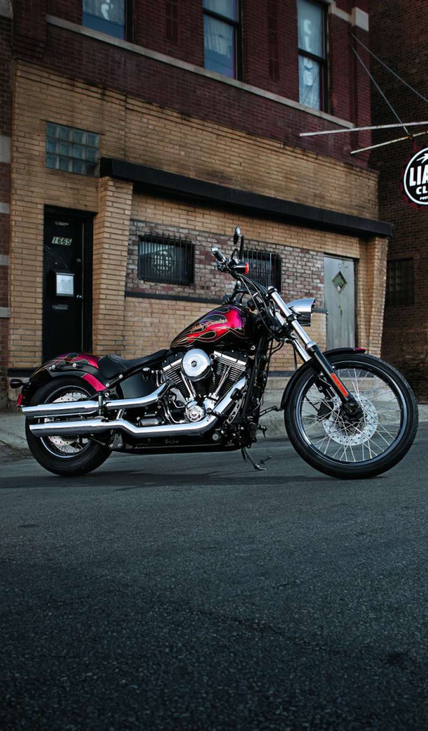 Быстрый мотоцикл Harley-Davidson Softail Blackline