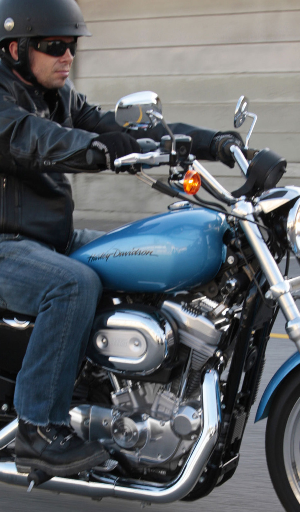 Быстрый мотоцикл Harley-Davidson XL 883L Sportster