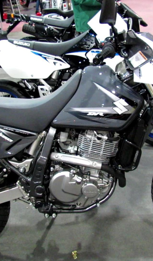 Быстрый мотоцикл Suzuki DR 650 SE