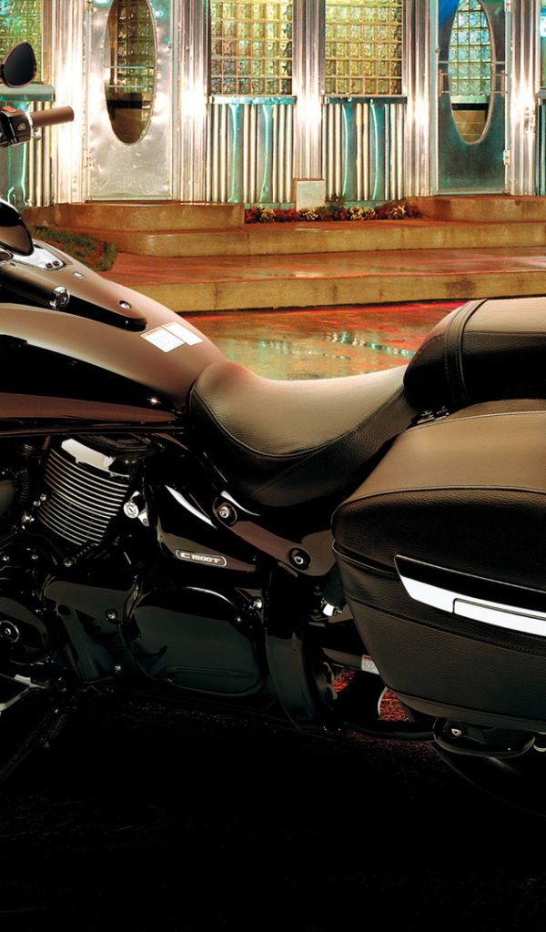 Быстрый мотоцикл Suzuki Intruder C1500T