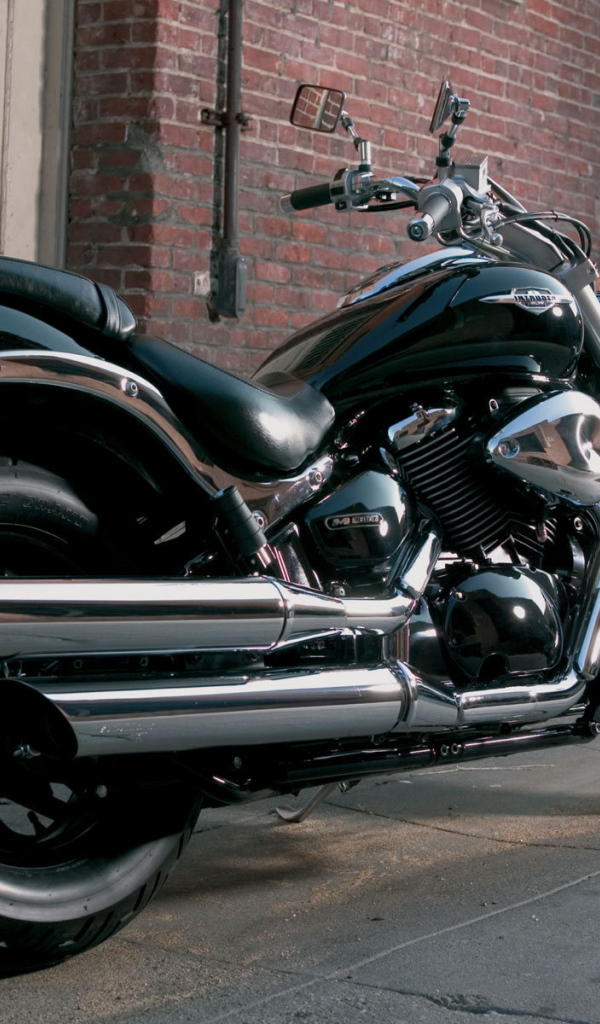 Быстрый мотоцикл Suzuki Intruder M800